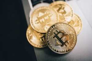 Illustratie uitleggende hoe bitcoins werken en hoe bitcoin-uitwisseling plaatsvindt in het digitale financiële systeem