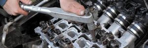Motor revisies aan huis - professionele monteur voert revisie uit op motoronderdelen