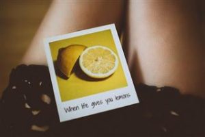 Vrouw blader door een fotoboek als voorbeeld van perfecte voorbereiding voor het maken van een fotoboek