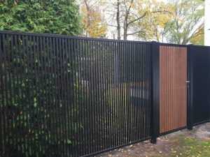 Home Modern spijlenhekwerk met houten poort als elektrische schuifpoort voor nieuwbouwwoning