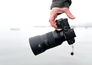 Professionele cameraman aan het werk met camera en lens, demonstrerend waarom de juiste kwaliteiten essentieel zijn voor came