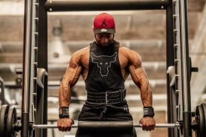 Home Sporter voert krachttraining oefening correct uit met focus op techniek en vorm