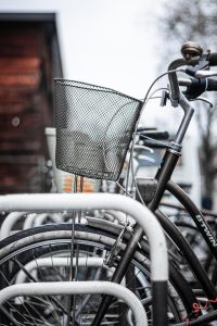 Home Overdekte fietsenstalling in Hoofddorp met beveiligingscamera's en goed georganiseerde parkeerplaatsen voor fietsen