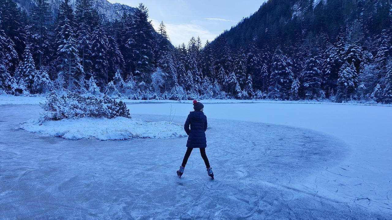 Home De magische schaatsbaan in Kampen met schaatsers op het ijs, warme sfeer en gezinsplezier tijdens de wintermaanden