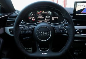 Home Technicus voert regelmatig auto-onderhoud uit aan motoronderdelen in werkplaats