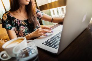 Ergonomische inrichting van een efficiënte thuiswerkplek met bureau, stoel en natuurlijk licht voor optimale productiviteit